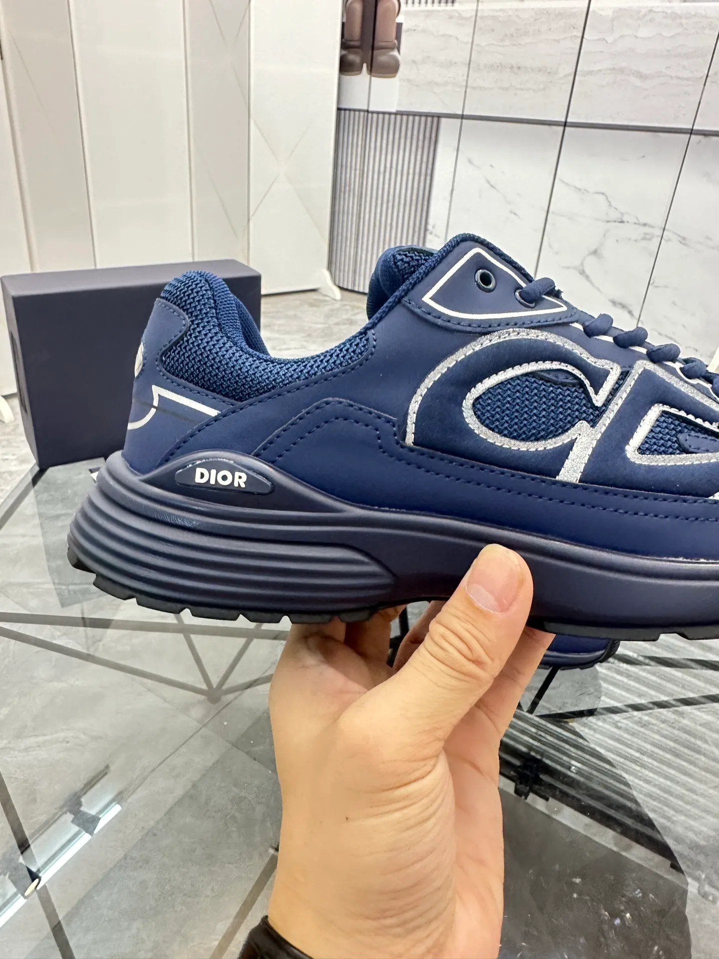 Men's shoes: 💰P400¥ Available in Guangzhou Product trademark: Dior* "Dior*" low-top casual shoes Regular size: 35-46 (can be customized to 47) Couple style Product materials: Upper imported cowhide stitched with original fabric, breathable lining, ultra-light foam original outsole. No.: 007